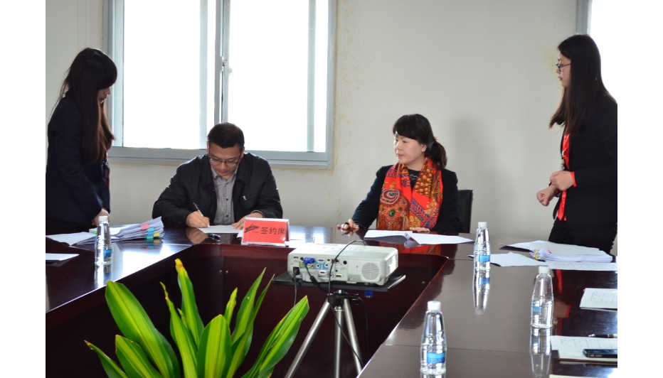 陈佳总经理与财务黄总签订目标责任书